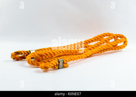 Orange nylon Seil auf weißem Hintergrund Stockfoto