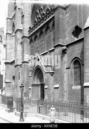 Die Westfassade der Pariser Eglise Saint-Séverin, fotografiert von der Médiathèque de l'Architecture et du patrimoine, zeigt ihre extravagante gotische Architektur. Die Kirche befindet sich im Quartier Latin und wurde zwischen dem 13. Und 15. Jahrhundert erbaut. Stockfoto