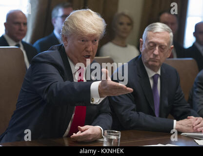 Washington, District of Columbia, USA. 10 Jan, 2018. Präsidenten der Vereinigten Staaten DONALD TRUMP wird das Öffnen von Erläuterungen, wie er einer Kabinettssitzung im Schaltschrank des Weißen Hauses hält. Auf der rechten Seite ist der US-Verteidigungsminister Jim Mattis. Credit: Ron Sachs/CNP/ZUMA Draht/Alamy leben Nachrichten Stockfoto