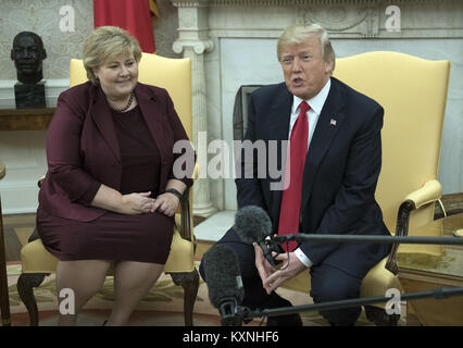 Washington, District of Columbia, USA. 10 Jan, 2018. Präsidenten der Vereinigten Staaten DONALD TRUMP, rechts, trifft Premierminister Erna Solberg, der norwegischen, Links, im Oval Office des Weißen Hauses. Credit: Ron Sachs/CNP/ZUMA Draht/Alamy leben Nachrichten Stockfoto