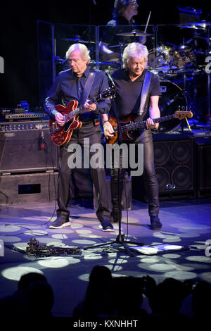 Toronto, Ontario, Kanada. 3 Jan, 2018. Den letzten Rock'N'Roll Hall of Fame eingezogenen Moody Blues zwei zeigt an Bord der Celebrity Eclipse auf Moody Blues Cruise 2018. GRAEME EDGE, Justin Hayward, JOHN LODGE Credit: Igor Vidyashev/ZUMA Draht/Alamy leben Nachrichten Stockfoto