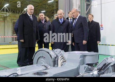 Twer, Russland. 10 Jan, 2018. Der russische Präsident Wladimir Putin (C) Besuche die Tver Carriage Works in Twer, Russland, Jan. 10, 2018. Die Inflation in Russland auf ein Rekordtief von 2,5 Prozent im vergangenen Jahr, der amtlichen Statistik service Rosstat sagte Mittwoch. Die russische Wirtschaft ist die Verbesserung und die positive Dynamik fort, Präsident Wladimir Putin sagte am Mittwoch bei einem Besuch in der Eisenbahn. Credit: Bai Xueqi/Xinhua/Alamy leben Nachrichten Stockfoto