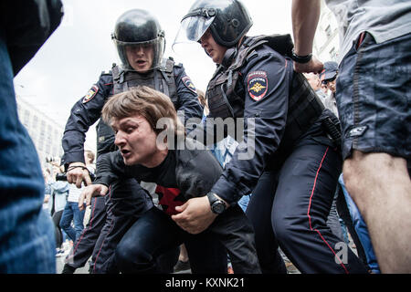 Moskau, Russland. 12 Juni, 2017. Ein demonstrant von der Polizei festgenommen. Gegen Korruption Protest von Oppositionsführer Alexei Nawalny an der Tverskaya Straße organisiert. Credit: Victor Kruchinin/SOPA/ZUMA Draht/Alamy leben Nachrichten Stockfoto