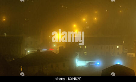 Glasgow, Schottland, Großbritannien, 11. Januar.de Wetter: Die Stadt bleibt über Nacht und einen tiefen Erbsensuppe Nebel decken die Stadt nur mit der Straßenbeleuchtung durch Gutschrift scheint: Gerard Fähre / alamy Leben Nachrichten Stockfoto