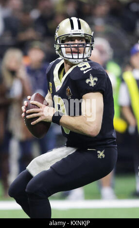 New Orleans, Louisiana, USA. 7 Jan, 2018. New Orleans Saints Quarterback Drew Brees sieht gegen die Carolina Panthers in der National Football League NFC wild card Endspielspiel im Mercedes-Benz Superdome in New Orleans, Louisiana, USA, 07. Januar 2018 zu werfen. Die Heiligen schlagen die Leoparden 31-27. Credit: Dan Anderson/ZUMA Draht/Alamy leben Nachrichten Stockfoto