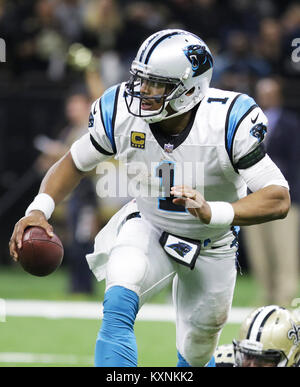 New Orleans, Louisiana, USA. 7 Jan, 2018. Carolina Panthers quarterback Cam Newton entgeht der New Orleans Saints Verteidigung in der National Football League NFC wild card Endspielspiel im Mercedes-Benz Superdome in New Orleans, Louisiana, USA, 07. Januar 2018. Die Heiligen schlagen die Leoparden 31-27. Credit: Dan Anderson/ZUMA Draht/Alamy leben Nachrichten Stockfoto