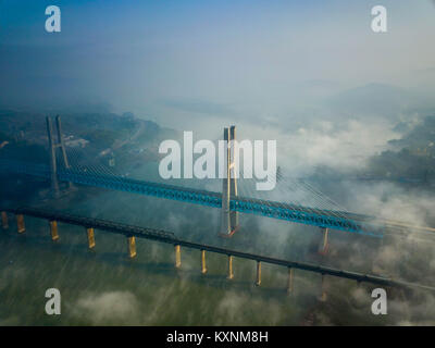 (180111) - chongqing, Jan. 11, 2018 (Xinhua) - Die Neue Baishatuo Yangtze River Railway Bridge (oben) ist mit dem vorherigen Baishatuo Yangtze Eisenbahnbrücke in Jiangjin im Südwesten Chinas Chongqing Gemeinde, Jan. 9, 2018 gesehen. Der Bau der neuen Double Decker steel truss Kabel bleiben Eisenbahnbrücke vor kurzem abgeschlossen wurde. Es hat 4 Tracks auf dem oberen Deck für Züge mit einer Geschwindigkeit von 200 Metern pro Stunde und 2 Titel auf dem unteren Deck für Güterzüge mit der Geschwindigkeit von 120 Kilometern pro Stunde. Die Gesamtlänge der Brücke ist 5,32 Kilometer, von w Stockfoto