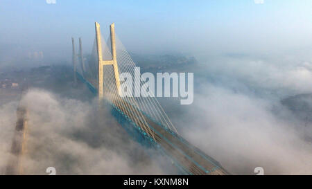 (180111) - chongqing, Jan. 11, 2018 (Xinhua) - Die Neue Baishatuo Yangtze Eisenbahnbrücke (R) ist mit dem vorherigen Baishatuo Yangtze Eisenbahnbrücke in Jiangjin im Südwesten Chinas Chongqing Gemeinde, Jan. 9, 2018 gesehen. Der Bau der neuen Double Decker steel truss Kabel bleiben Eisenbahnbrücke vor kurzem abgeschlossen wurde. Es hat 4 Tracks auf dem oberen Deck für Züge mit einer Geschwindigkeit von 200 Metern pro Stunde und 2 Titel auf dem unteren Deck für Güterzüge mit der Geschwindigkeit von 120 Kilometern pro Stunde. Die Gesamtlänge der Brücke ist 5,32 Kilometer, von denen Stockfoto