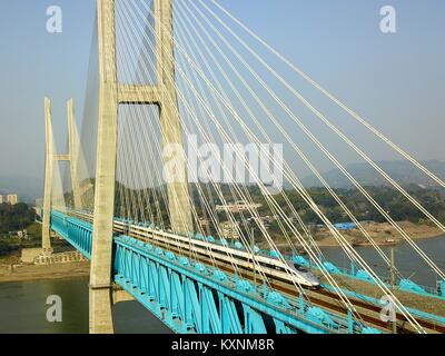 (180111) - chongqing, Jan. 11, 2018 (Xinhua) - ein Bullet Train ist während eines Testlaufs auf die Neue Baishatuo Yangtze Eisenbahnbrücke in Jiangjin im Südwesten Chinas Chongqing Gemeinde, Jan. 9, 2018 gesehen. Der Bau der neuen Double Decker steel truss Kabel bleiben Eisenbahnbrücke vor kurzem abgeschlossen wurde. Es hat 4 Tracks auf dem oberen Deck für Züge mit einer Geschwindigkeit von 200 Metern pro Stunde und 2 Titel auf dem unteren Deck für Güterzüge mit der Geschwindigkeit von 120 Kilometern pro Stunde. Die Gesamtlänge der Brücke ist 5,32 Kilometer, von denen die wichtigsten Brücke ist 920 m Stockfoto