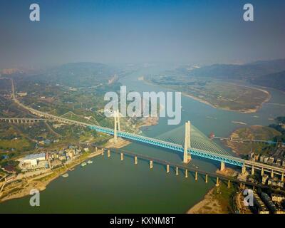 (180111) - chongqing, Jan. 11, 2018 (Xinhua) - Die Neue Baishatuo Yangtze River Railway Bridge (oben) ist mit dem vorherigen Baishatuo Yangtze Eisenbahnbrücke in Jiangjin im Südwesten Chinas Chongqing Gemeinde, Jan. 9, 2018 gesehen. Der Bau der neuen Double Decker steel truss Kabel bleiben Eisenbahnbrücke vor kurzem abgeschlossen wurde. Es hat 4 Tracks auf dem oberen Deck für Züge mit einer Geschwindigkeit von 200 Metern pro Stunde und 2 Titel auf dem unteren Deck für Güterzüge mit der Geschwindigkeit von 120 Kilometern pro Stunde. Die Gesamtlänge der Brücke ist 5,32 Kilometer, von w Stockfoto