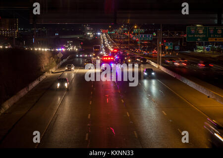 San Antonio, Texas, USA. 10 Jan, 2018. Große Verkehrsunfall mit mehreren Autos beteiligt, an der Kreuzung von Loop1604 mit der I-10. Feuerwehr, Polizei und Krankenwagen sind an der Szene vorhanden, um 8:30 Uhr. Credit: Florin Seitan/Alamy leben Nachrichten Stockfoto