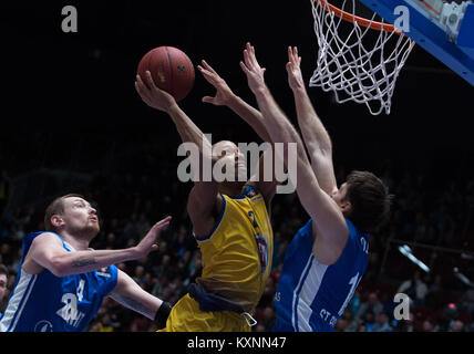 Sankt Petersburg, Russland. 10 Jan, 2018. Andre Jones von Fiat Turin (C) und Ivan LAZAREV (L), Evgeny Voronov von Zenit St. Petersburg wetteifern um die Kugel während der EuroCup Runde 2 Top 16 basketball Match zwischen Zenit St. Petersburg und Fiat in Turin in der Yubileyny Sports Palace. Quelle: Igor Russak/SOPA/ZUMA Draht/Alamy leben Nachrichten Stockfoto