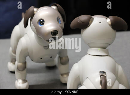 Tokio, Japan. 11 Jan, 2018. Japanischen Elektronikkonzerns Sony zeigt der neue Roboter Hund "Aibo ERS-1000' nach aibos einer Zeremonie bei Sony-Zentrale in Tokio am Donnerstag, 11. Januar 2018. Cloud-basierte künstliche Intelligenz (KI) kann der Roboter Hund zu reagieren, wenn der gesprochen und erfahren Sie neues Verhalten. Credit: Yoshio Tsunoda/LBA/Alamy leben Nachrichten Stockfoto