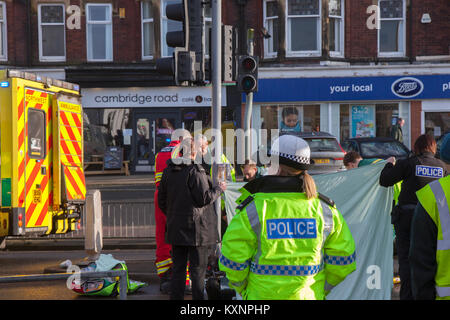 Southport, Merseyside, UK. 11 Dez, 2018. Polizei und Krankenwagen Mannschaften nehmen an schweren Verkehrsunfall in Cambridge Road, wo es gedacht wird, eine schwere Lkw bei einer Kollision mit einem weiblichen Fußgänger die Straße überqueren. Not personal Rendering sofortige Erste Hilfe für die Opfer vor der Evakuierung von Air Ambulance. Credit: MediaWorldImages/Alamy leben Nachrichten Stockfoto