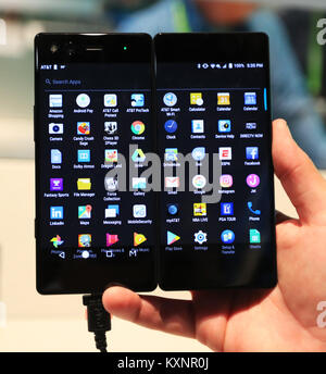 Las Vegas, USA. 10 Jan, 2018. Ein Mitarbeiter zeigt eine Dual-Handy ZTE AXON M von China bei der Consumer Electronics Show (CES) in Las Vegas, USA, Jan. 10, 2018. Credit: Li Ying/Xinhua/Alamy leben Nachrichten Stockfoto