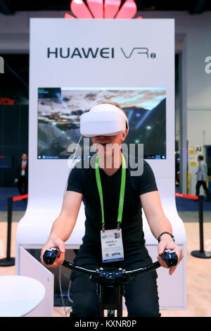 Las Vegas, USA. 10 Jan, 2018. Ein Mann Erfahrungen IMAX VR nach Huawei von China bei der Consumer Electronics Show (CES) in Las Vegas, USA, Jan. 10, 2018 produziert. Credit: Li Ying/Xinhua/Alamy leben Nachrichten Stockfoto