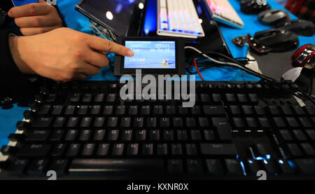 Las Vegas, USA. 10 Jan, 2018. Ein Mitarbeiter zeigt eine Tastatur mit Bildschirm, der von der chinesischen Firma Suoai bei Consumer Electronics Show (CES) in Las Vegas, USA, Jan. 10, 2018 produziert wird. Credit: Li Ying/Xinhua/Alamy leben Nachrichten Stockfoto