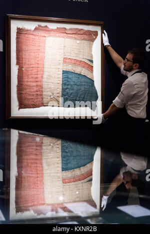 London, London, Großbritannien. 11 Jan, 2018. Ein außergewöhnlich großes Fragment der Union Flag, die von HMS Victory in der Schlacht von Trafalgar flog mit einer Schätzung von £ 80.000 - 100.000 £. Britischen Nationalhelden und Legende Lord Horatio Nelson starb auf dem Schiff während der Schlacht mit den französischen und spanischen Flotten am 21. Oktober 1805. Credit: ZUMA Press, Inc./Alamy leben Nachrichten Stockfoto