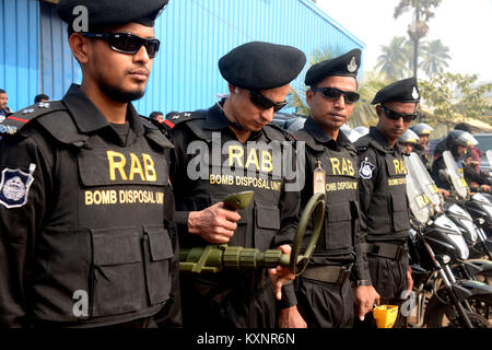 Dhaka, Bangladesch. 11 Jan, 2018. Mitglieder des Bangladesch anti-crime Elite Force Rapid Action Battalion (RAB) werden vor der jährlichen muslimischen Gemeinde' Biswa Ijtema' in tongi am Stadtrand von Dhaka, Bangladesch, Jan. 11, 2018 gesehen. Credit: Salim Rza/Xinhua/Alamy leben Nachrichten Stockfoto