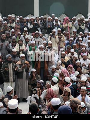 Dhaka, Bangladesch. 11 Jan, 2018. Januar 11, 2018 Dhaka, Bangladesch''""" mehrere Mitgliedstaaten von Tabligh-Jamaat sammelt und Proteste vor den nationalen Moschee am 11. Januar 2018. Top Gelehrter der indischen Tabligh-Jamaat Maulana Saad Kandhalvi wird sich die 53 Biswa Ijtema ab Januar 12-14 gehalten zu werden. Polizei sagte schließlich, er würde nicht die erste Phase der 53 Biswa Ijtema aufgrund eines Teile Tablighi Mitglieder protestieren und Sicherheit Grund © Credit: Monirul Monirul Alam Alam/ZUMA Draht/Alamy Leben Nachrichten teilnehmen Stockfoto