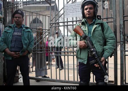 Dhaka, Bangladesch. 11 Jan, 2018. Januar 11, 2018 Dhaka, Bangladesch''""" Polizei Schutzvorrichtung vor Kakrai Moschee Maulana Saad Kandhalvi bleibt. Mehrere Mitgliedstaaten von Tabligh-Jamaat sammelt und Proteste vor den nationalen Moschee am 11. Januar 2018. Top Gelehrter der indischen Tabligh-Jamaat Maulana Saad Kandhalvi wird sich die 53 Biswa Ijtema ab Januar 12-14 gehalten zu werden. Polizei sagte schließlich, er würde nicht die erste Phase der 53 Biswa Ijtema aufgrund eines Teile Tablighi Mitglieder protestieren und Sicherheit Grund © Credit: Monirul Monirul Alam Alam/ZUMA Draht/Alamy Leben Nachrichten teilnehmen Stockfoto