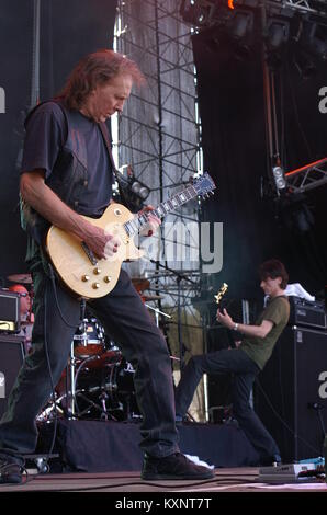 Soelvesborg, Schweden. 9. Juni 2007. Archiv - der ehemaligen Motörhead guitaris "Fast" Eddie Clarke steht auf der Bühne mit seinen Bands 'Fastway' auf dem Sweden Rock Festival in Soelvesborg, Schweden, 9. Juni 2007. Die britischen Musiker hat sich am 10. Januar 2018 im Alter von 67 Jahren bestanden nach einem Zeitraum der Pneumonie. Credit: Philip Dethlefs/dpa/Alamy leben Nachrichten Stockfoto