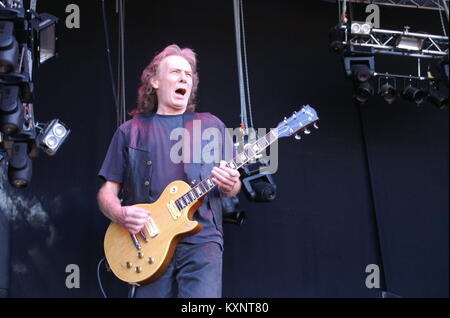 Soelvesborg, Schweden. 9. Juni 2007. Archiv - der ehemaligen Motörhead guitaris "Fast" Eddie Clarke steht auf der Bühne mit seinen Bands 'Fastway' auf dem Sweden Rock Festival in Soelvesborg, Schweden, 9. Juni 2007. Die britischen Musiker hat sich am 10. Januar 2018 im Alter von 67 Jahren bestanden nach einem Zeitraum der Pneumonie. Credit: Philip Dethlefs/dpa/Alamy leben Nachrichten Stockfoto