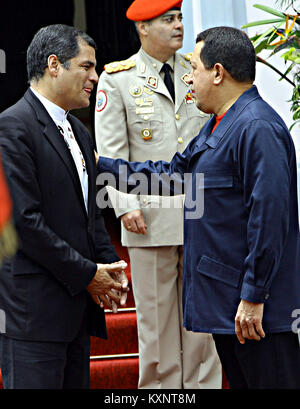 Caracas, Distrito Capital, Venezuela. 6. Juli 2010. Juli 6, 2010. Rafael Correa (l), Präsident von Ecuador zu einem offiziellen Besuch in (r) Hugo Chavez, Präsident von Venezuela. im Miraflores-palast, Caracas, Venezuela. Fotyo: Juan Carlos Hernandez Credit: Juan Carlos Hernandez/ZUMA Draht/Alamy leben Nachrichten Stockfoto