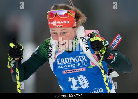 Ruhpolding, Deutschland. 11 Jan, 2018. Biathletin Laura Dahlmeier aus Deutschland springt in die Rennen in der Chiemgau Arena Ruhpolding, Deutschland, 11. Januar 2018. Credit: Sven Hoppe/dpa/Alamy leben Nachrichten Stockfoto