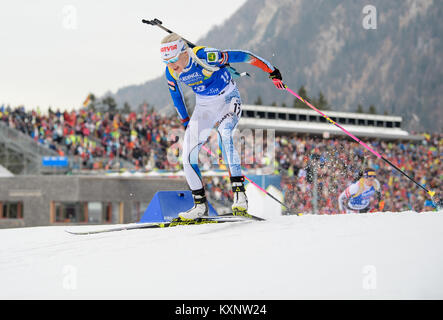 Ruhpolding, Deutschland. 11 Jan, 2018. Biathletin Kaisa Mäkäräinen und an zweiter Stelle in der Chiemgau Arena in Ruhpolding, Deutschland, 11. Januar 2018. Credit: Matthias Balk/dpa/Alamy leben Nachrichten Stockfoto