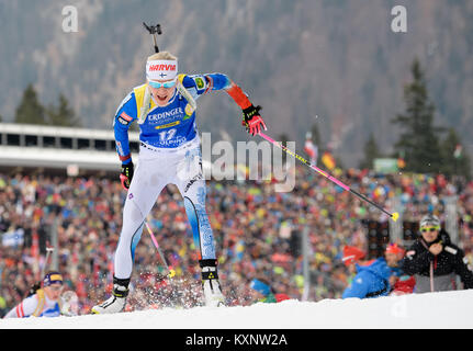 Ruhpolding, Deutschland. 11 Jan, 2018. Biathletin Kaisa Mäkäräinen und an zweiter Stelle in der Chiemgau Arena in Ruhpolding, Deutschland, 11. Januar 2018. Credit: Matthias Balk/dpa/Alamy leben Nachrichten Stockfoto