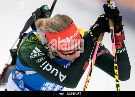 Ruhpolding, Deutschland. 11 Jan, 2018. Biathletin Franziska Hildebrand aus Deutschland überquert die Ziellinie in der Chiemgau Arena in Ruhpolding, Deutschland, 11. Januar 2018. Credit: Sven Hoppe/dpa/Alamy leben Nachrichten Stockfoto