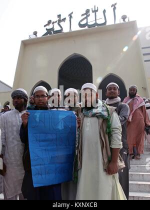 Dhaka, Bangladesch. 11 Jan, 2018. Mehrere Mitgliedstaaten von Tabligh-Jamaat sammelt und Proteste vor den nationalen Moschee am 11. Januar 2018. Top Gelehrter der indischen Tabligh-Jamaat Maulana Saad Kandhalvi wird sich die 53 Biswa Ijtema ab Januar 12-14 gehalten zu werden. Polizei sagte er schließlich nicht die erste Phase der 53 Biswa Ijtema aufgrund eines Teile Tablighi Mitglieder protestieren und Sicherheit Grund sorgen würden. Credit: Monirul Alam/ZUMA Draht/Alamy leben Nachrichten Stockfoto