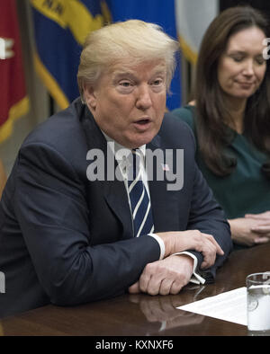 Washington, District of Columbia, USA. 11 Jan, 2018. Präsidenten der Vereinigten Staaten Donald J. Trumpf wird das Öffnen von Erläuterungen, wie er eine Gefängnisreform roundtable im Roosevelt Raum des Weißen Hauses in Washington, DC am Donnerstag, 11. Januar 2018. Die führt: Ron Sachs/CNP Credit: Ron Sachs/CNP/ZUMA Draht/Alamy leben Nachrichten Stockfoto