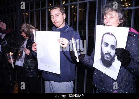 London, Großbritannien. 11 Jan, 2018. London, 11. Januar 2018: Die Londoner Guantanamo Kampagne Gruppe halten Sie ein Abendessen bei Kerzenschein Mahnwache zu 16 Jahren Gefängnis Guantanamo Bay auf der US-Botschaft in London Mark und auf Präsident Donald Trump call das Gefängnis zu schließen. Credit: Claire Doherty/Alamy leben Nachrichten Stockfoto