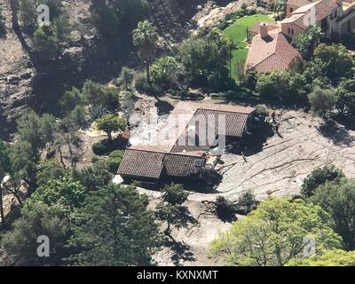 Montecito, United States. 10 Jan, 2018. Ein US National Guard der Hubschrauber fliegt eine Antenne Suche nach Überlebenden in den Häusern durch massive Erdrutsche zerstört Nach dem Regen über eine Region von Waldbränden in Santa Barbara County Januar 10, 2018 in Montecito, Kalifornien verbrannten fiel. Credit: Planetpix/Alamy leben Nachrichten Stockfoto