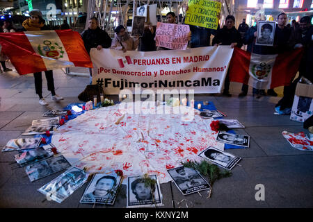 Madrid, Spanien. 11 Jan, 2018. Peruanischen Gemeinschaft gegen die Begnadigung an peruanische Präsident Alberto Fujimori in Madrid, Spanien protestiert. Credit: Marcos del Mazo/Alamy leben Nachrichten Stockfoto