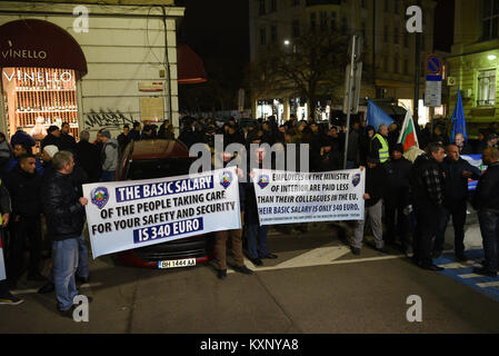 Sofia, Bulgarien. 11 Jan, 2018. 11.01.2018, 18:00 Sofia-Bulgaria, Demonstration der bulgarische Polizisten in Sofia eine 15% Erhöhung der Löhne und Gehälter, der Entwurf eines neuen Gesetzes für das Innenministerium, bei offiziellen Zeremonien in der Hauptstadt für den Start der Bulgarischen 6 EU-Ratspräsidentschaft. Credit: Grischa Grigorov/Alamy leben Nachrichten Stockfoto