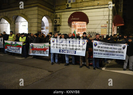 Sofia, Bulgarien. 11 Jan, 2018. 11.01.2018, 18:00 Sofia-Bulgaria, Demonstration der bulgarische Polizisten in Sofia eine 15% Erhöhung der Löhne und Gehälter, der Entwurf eines neuen Gesetzes für das Innenministerium, bei offiziellen Zeremonien in der Hauptstadt für den Start der Bulgarischen 6 EU-Ratspräsidentschaft. Credit: Grischa Grigorov/Alamy leben Nachrichten Stockfoto