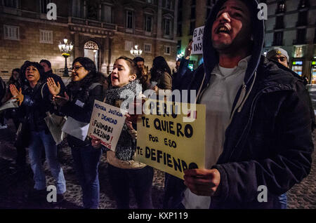 Barcelona, Katalonien, Spanien. 11 Jan, 2018. Mehrere Demonstranten angezeigt Plakate gegen Fujimori und seine Verbrechen. Eine Gruppe von Bewohner Peruaner in Barcelona versammelt auf der Barcelona Sant Jaume Platz ihre Ablehnung der vorzeitigen Entlassung von Alberto Fujimori zu zeigen, zu protestieren. Dies ist der zweite Protest gegen die Begnadigung durch den aktuellen Präsidenten des PerÃº Pedro Pablo Kucznski auf den ehemaligen Präsidenten Alberto Fujimori. Credit: Paco Freire/SOPA/ZUMA Draht/Alamy leben Nachrichten Stockfoto