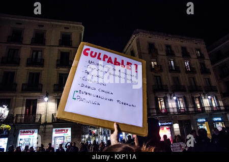 Barcelona, Katalonien, Spanien. 11 Jan, 2018. Ein Demonstrator angehoben ein Plakat gegen den ehemaligen Präsidenten der Peru Alberto Fujimori mit Anklagen wegen Verbrechen und Korruption. Eine Gruppe von Bewohner Peruaner in Barcelona versammelt auf der Barcelona Sant Jaume Platz ihre Ablehnung der vorzeitigen Entlassung von Alberto Fujimori zu zeigen, zu protestieren. Dies ist der zweite Protest gegen die Begnadigung durch den aktuellen Präsidenten des PerÃº Pedro Pablo Kucznski auf den ehemaligen Präsidenten Alberto Fujimori. Credit: Paco Freire/SOPA/ZUMA Draht/Alamy leben Nachrichten Stockfoto