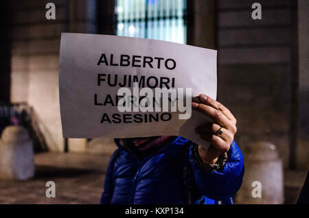 Barcelona, Katalonien, Spanien. 11 Jan, 2018. Ein demonstrant gesehen, mit einem Schild mit dem Text ''Alberto Fujimori, Dieb und Mörder''. Eine Gruppe von Bewohner Peruaner in Barcelona versammelt auf der Barcelona Sant Jaume Platz ihre Ablehnung der vorzeitigen Entlassung von Alberto Fujimori zu zeigen, zu protestieren. Dies ist der zweite Protest gegen die Begnadigung durch den aktuellen Präsidenten des PerÃº Pedro Pablo Kucznski auf den ehemaligen Präsidenten Alberto Fujimori. Credit: Paco Freire/SOPA/ZUMA Draht/Alamy leben Nachrichten Stockfoto