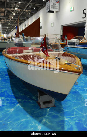 London, Großbritannien. 11 Jan, 2018. Ein 1958 Chris Craft" Barracuda "vintage Sport Boot auf Anzeige an der London Boat Show im ExCeL Exhibition Centre. Mehr als 230 Boote und Schiffe von 347 Ausstellern, die von extravaganten Luxus Motoryachten für kleine Jollen und Boote begrüßte, Käufern und Enthusiasten die Teilnahme an der 64. London Boat Show, die am ExCeL Exhibition Centre, London, Vereinigtes Königreich. Die größte und teuerste Bootsfahrt auf dem Display ist der 23,6 m lange Sunseeker 76, die Kosten 2,5 Millionen £. Quelle: Michael Preston/Alamy leben Nachrichten Stockfoto