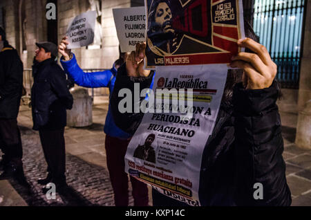 Barcelona, Katalonien, Spanien. 11 Jan, 2018. Mehrere Demonstranten angezeigt Plakate gegen Fujimori und seine Verbrechen. Eine Gruppe von Bewohner Peruaner in Barcelona versammelt auf der Barcelona Sant Jaume Platz ihre Ablehnung der vorzeitigen Entlassung von Alberto Fujimori zu zeigen, zu protestieren. Dies ist der zweite Protest gegen die Begnadigung durch den aktuellen Präsidenten des PerÃº Pedro Pablo Kucznski auf den ehemaligen Präsidenten Alberto Fujimori. Credit: Paco Freire/SOPA/ZUMA Draht/Alamy leben Nachrichten Stockfoto