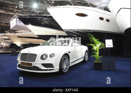 London, Großbritannien. 11 Jan, 2018. Ein Bentley Continental GT Cabrio Galene Edition Auto auf Anzeige an der London Boat Show im ExCeL Exhibition Centre. Der Wagen wurde von Bentley Mulliner Workshop konzipiert und ist inspiriert von der nautischen Design von Princess Yachts. Mehr als 230 Boote und Schiffe von 347 Ausstellern, die von extravaganten Luxus Motoryachten für kleine Jollen und Boote begrüßte, Käufern und Enthusiasten die Teilnahme an der 64. London Boat Show, die am ExCeL Exhibition Centre, London, Vereinigtes Königreich. Quelle: Michael Preston/Alamy leben Nachrichten Stockfoto