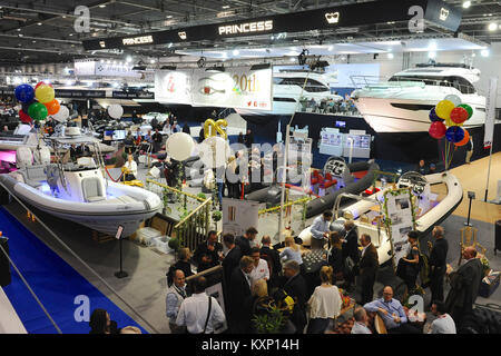 London, Großbritannien. 11 Jan, 2018. Mehr als 230 Boote und Schiffe von 347 Ausstellern, die von extravaganten Luxus Motoryachten für kleine Jollen und Boote begrüßte, Käufern und Enthusiasten die Teilnahme an der 64. London Boat Show, die am ExCeL Exhibition Centre, London, Vereinigtes Königreich. Die größte und teuerste Bootsfahrt auf dem Display ist der 23,6 m lange Sunseeker 76, die Kosten 2,5 Millionen £. Quelle: Michael Preston/Alamy leben Nachrichten Stockfoto