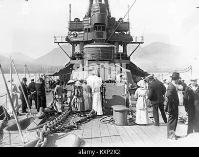 1913 besuchten Zivilisten die HMS Neuseeland in Vancouver, Kanada, um die Struktur, Bewaffnung und Rolle des Schiffes als Marineschiff zu beobachten. Stockfoto