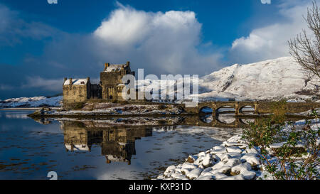 Eilean Donan Castle im Schnee Stockfoto