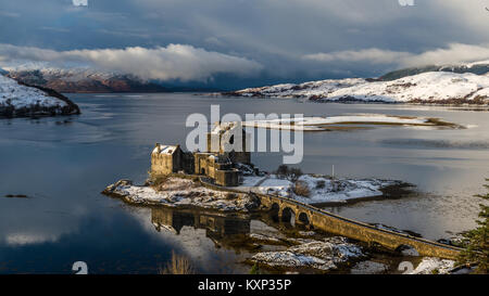 Eilean Donan Castle von oben im Winter Stockfoto