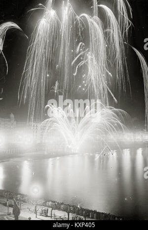 Concurso de fuegos artificiales en la Bahía de la Concha (5 de 8) - Fondo Car-Kutxa Fototeka Stockfoto